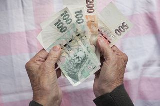 Stačilo! Důstojné stáří pro ty, kteří vybudovali tuto zemi - Médium.cz